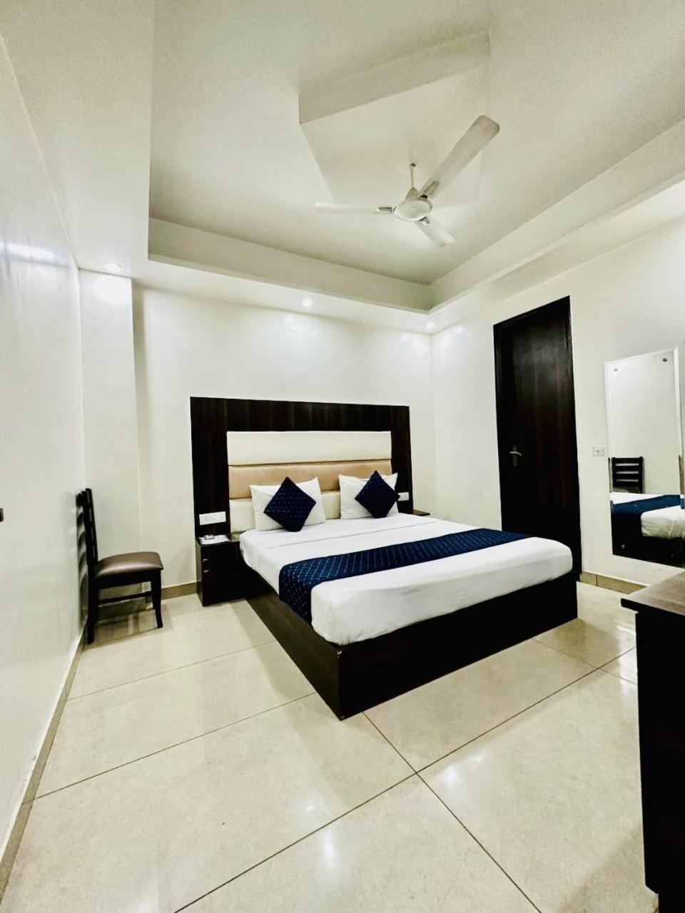 Hotel Sky Plaza New Delhi Ngoại thất bức ảnh
