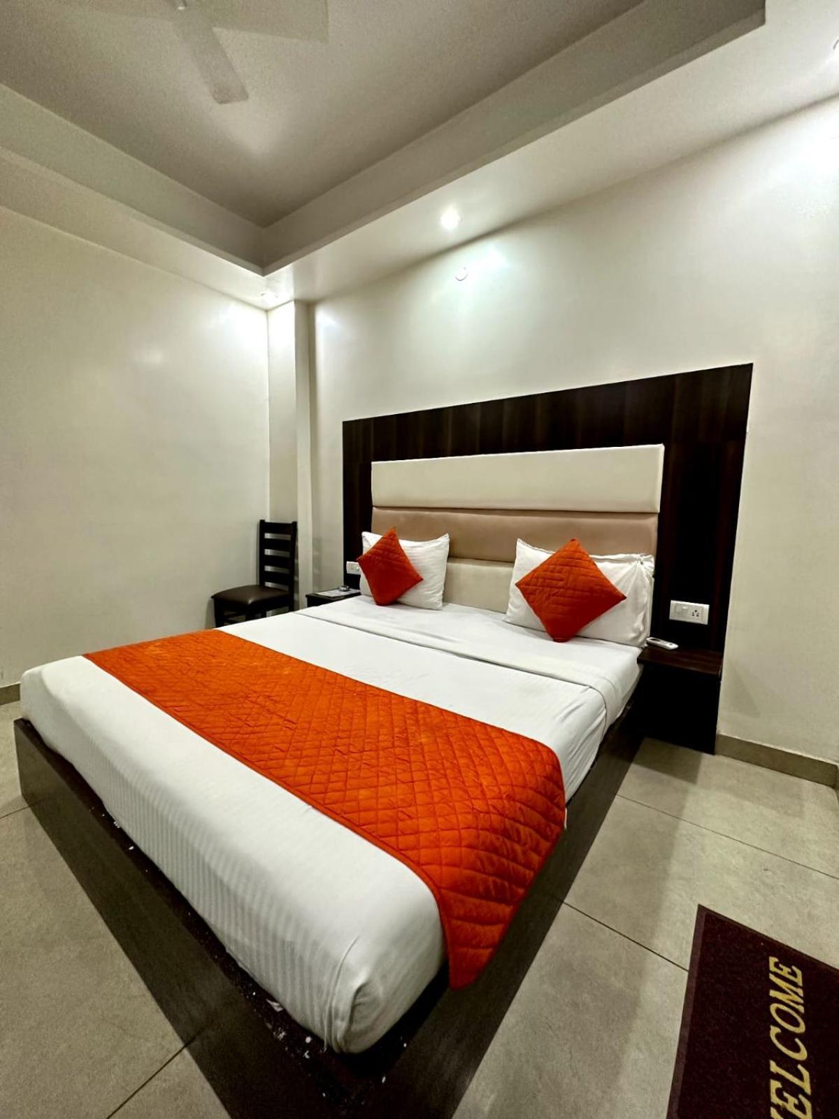 Hotel Sky Plaza New Delhi Ngoại thất bức ảnh