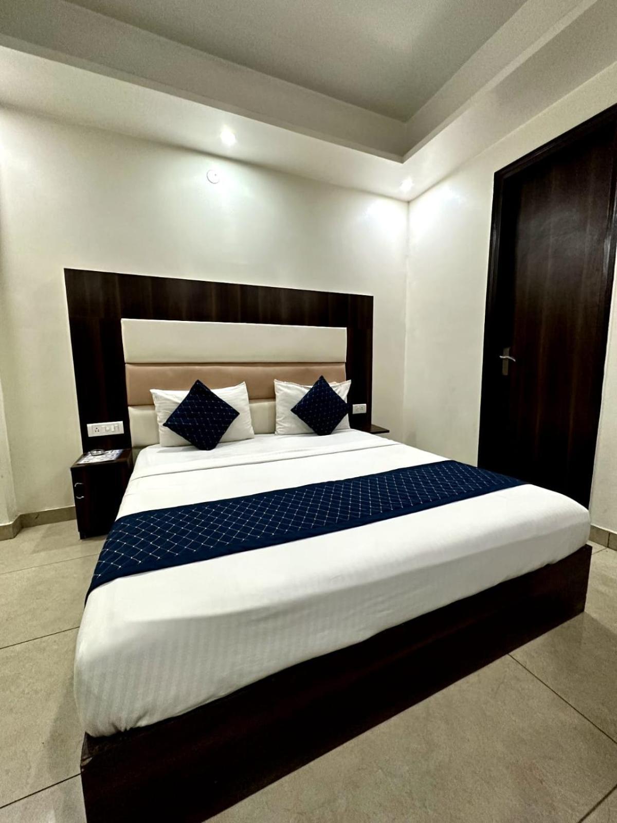 Hotel Sky Plaza New Delhi Ngoại thất bức ảnh