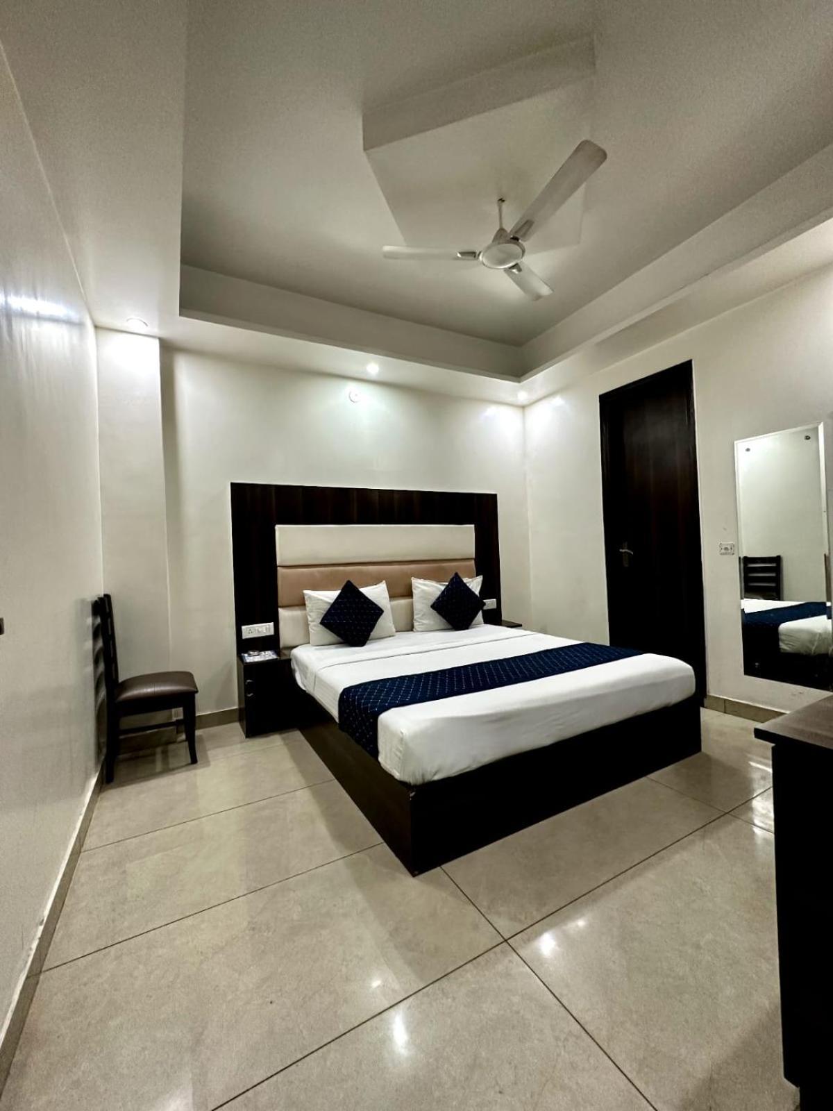 Hotel Sky Plaza New Delhi Ngoại thất bức ảnh