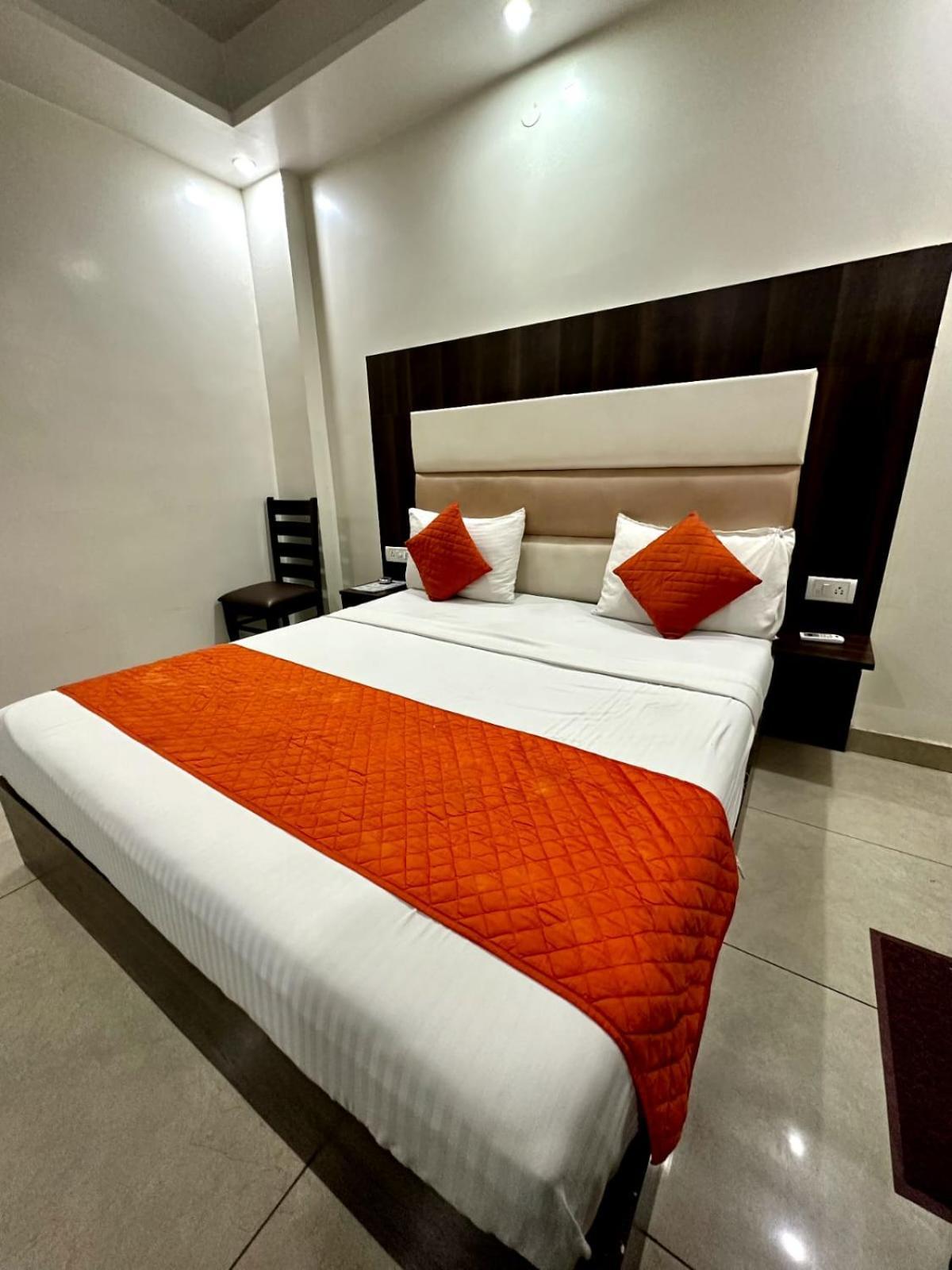 Hotel Sky Plaza New Delhi Ngoại thất bức ảnh