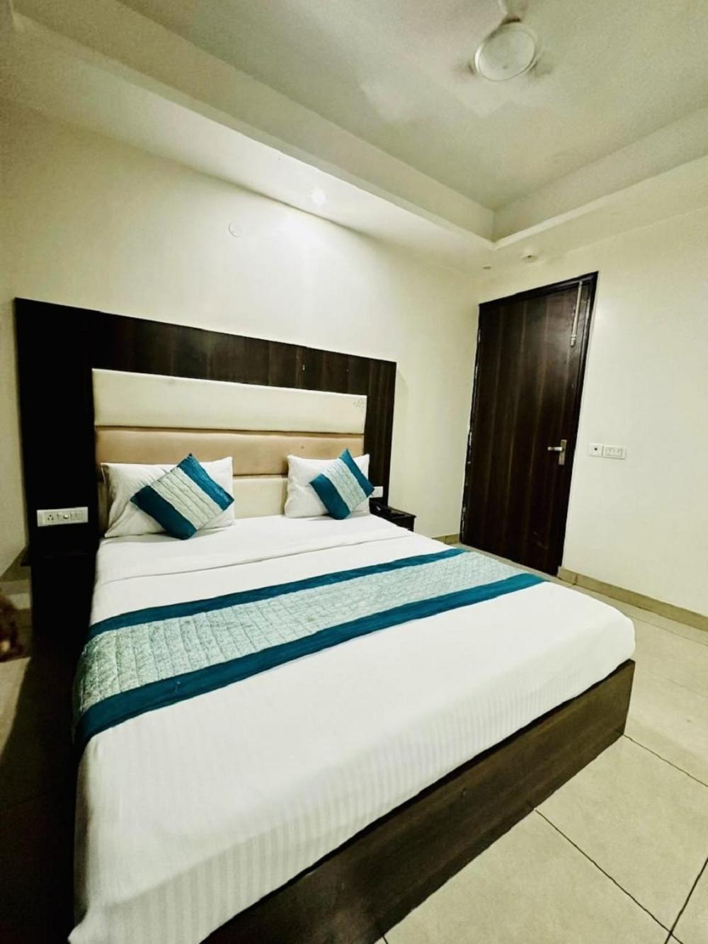 Hotel Sky Plaza New Delhi Ngoại thất bức ảnh