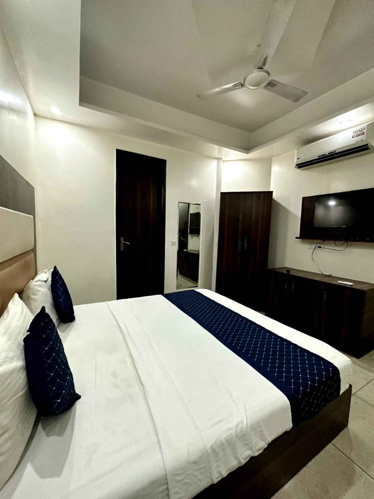Hotel Sky Plaza New Delhi Ngoại thất bức ảnh