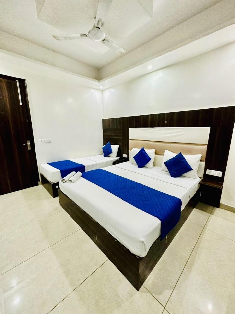 Hotel Sky Plaza New Delhi Ngoại thất bức ảnh