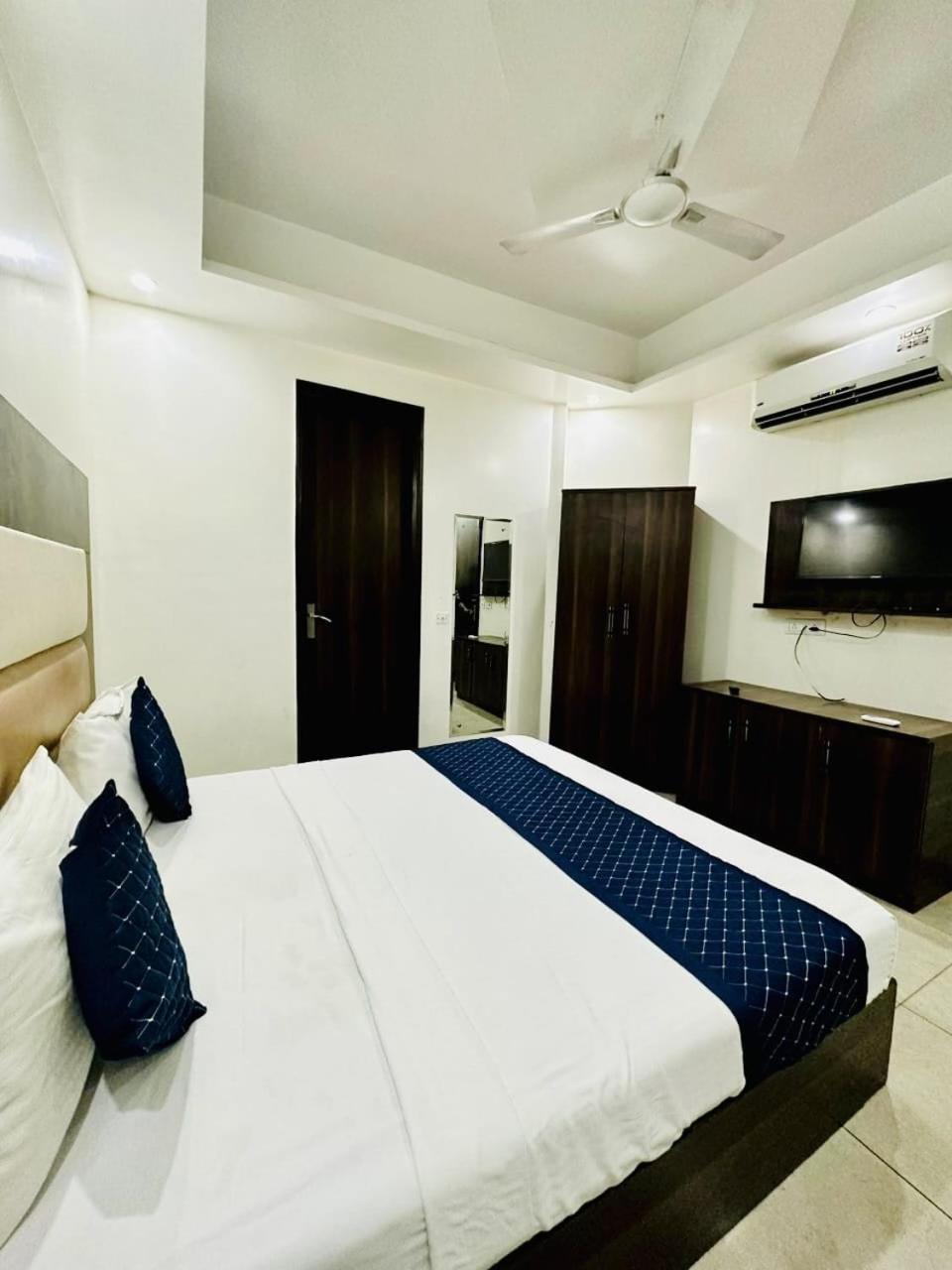 Hotel Sky Plaza New Delhi Ngoại thất bức ảnh