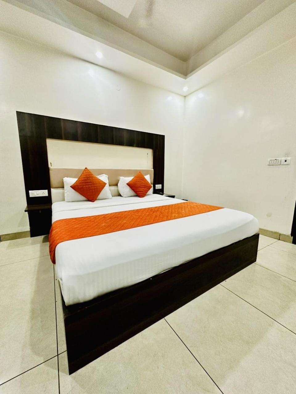 Hotel Sky Plaza New Delhi Ngoại thất bức ảnh