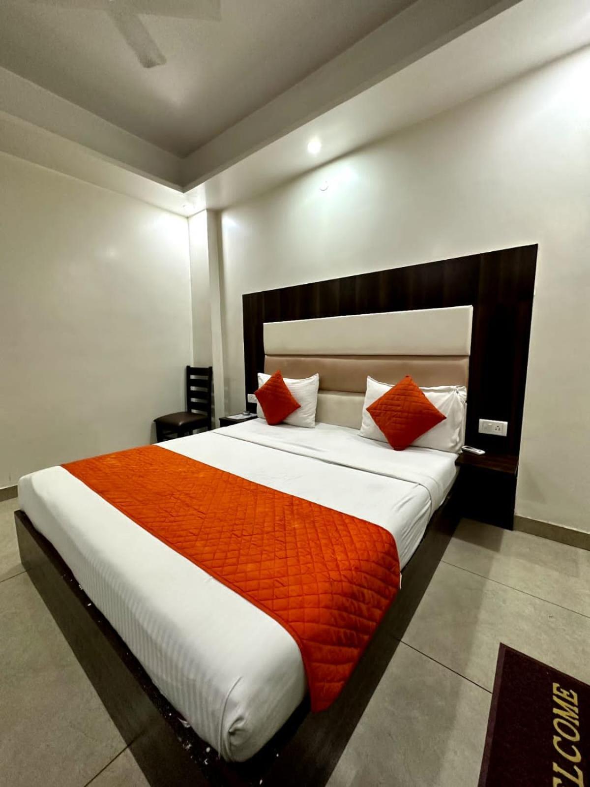 Hotel Sky Plaza New Delhi Ngoại thất bức ảnh